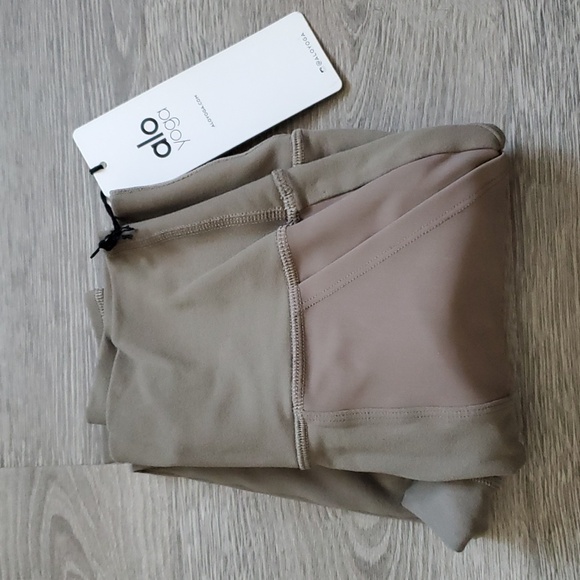 Alo Yoga High-Waist Cargo Legging in Olive - Picture 6 of 8